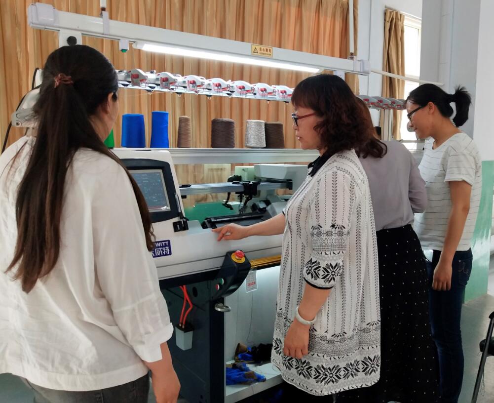 纺织服装工业设计中心系列教师培训报道（一）——电脑横机培训