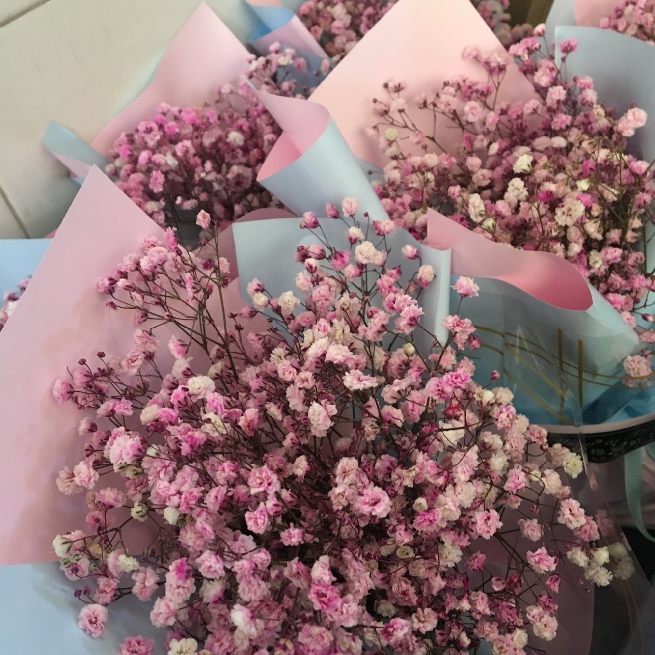 小小鲜花，大大温暖——工商管理系庆祝三八妇女节活动圆满成功