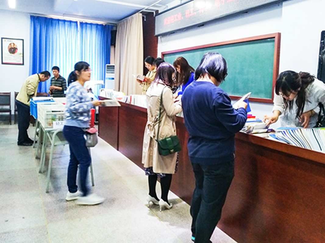 图书馆成功举办2018年秋季教材样书联展