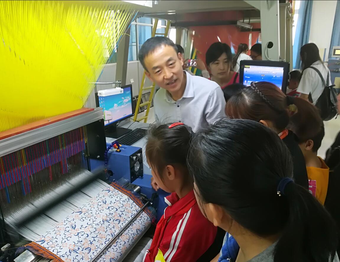 纺织服装工程系职业教育活动周体验日现场报道