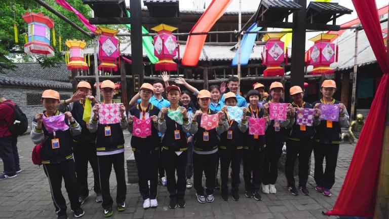 轻化工程系职教周活动—“传承丝绸文化 传习扎染技艺”