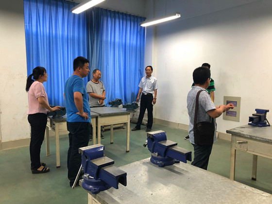 机电工程系对实训室进行卫生与安全检查