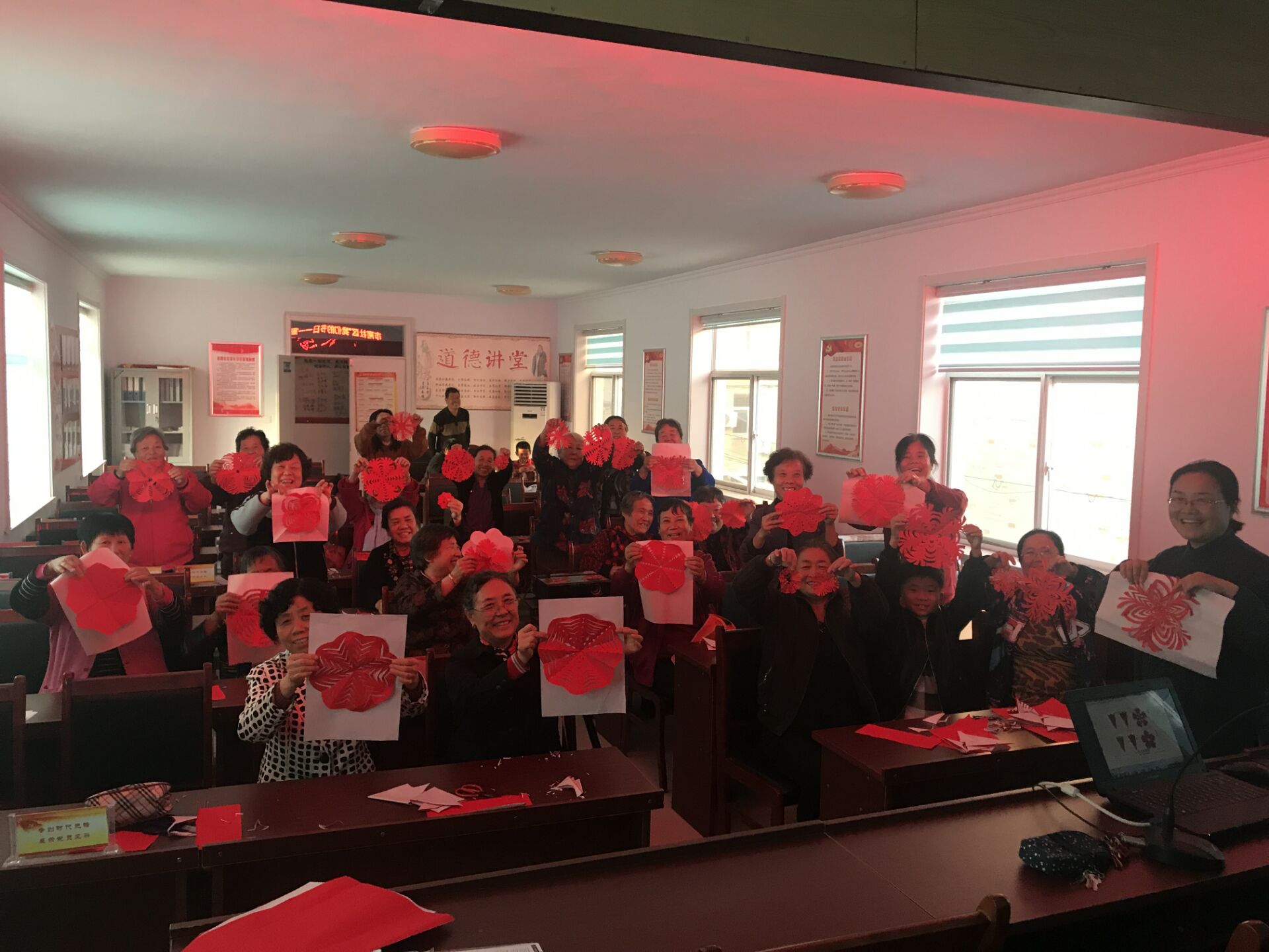 艺术设计系王庶老师参加市南社区重阳节活动