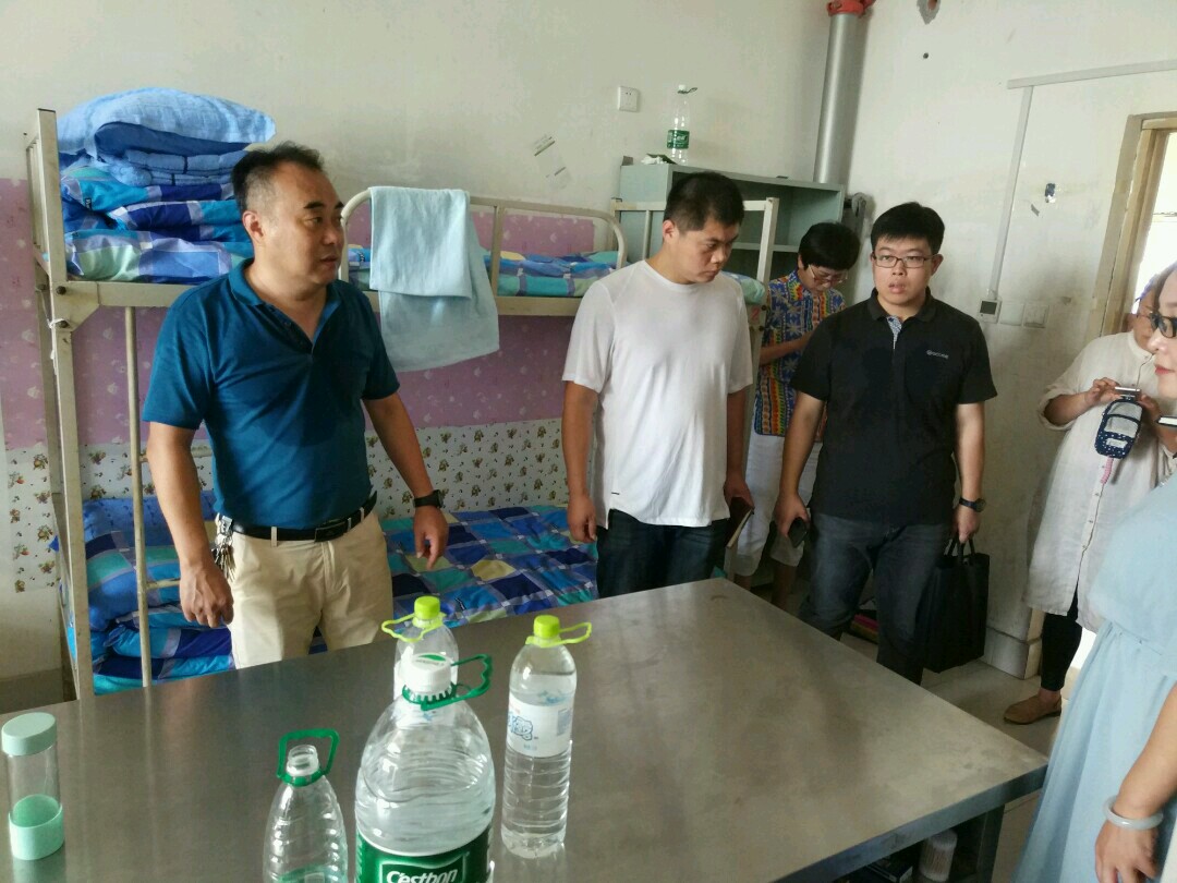 艺术设计系领导深入新生宿舍检查指导工作