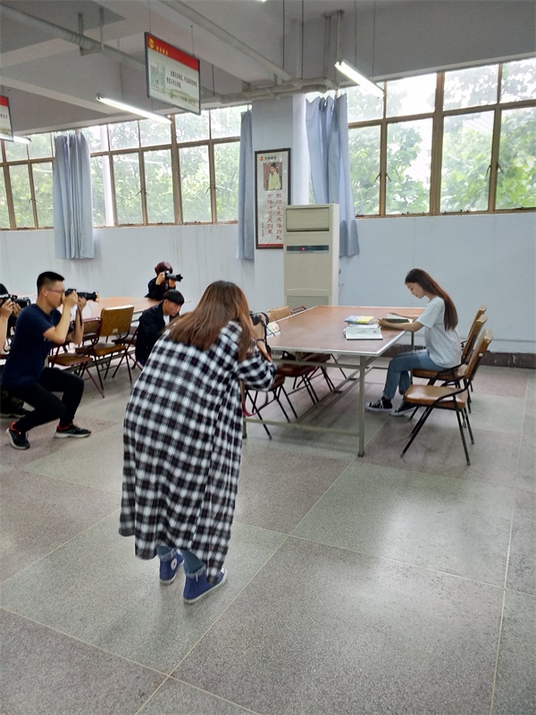 我与书---记“我与书的故事”摄影比赛图书馆拍摄纪实