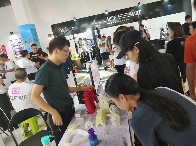 “红果行动”创业团队走进第十八届中国（淄博）国际陶瓷博览会双创展区