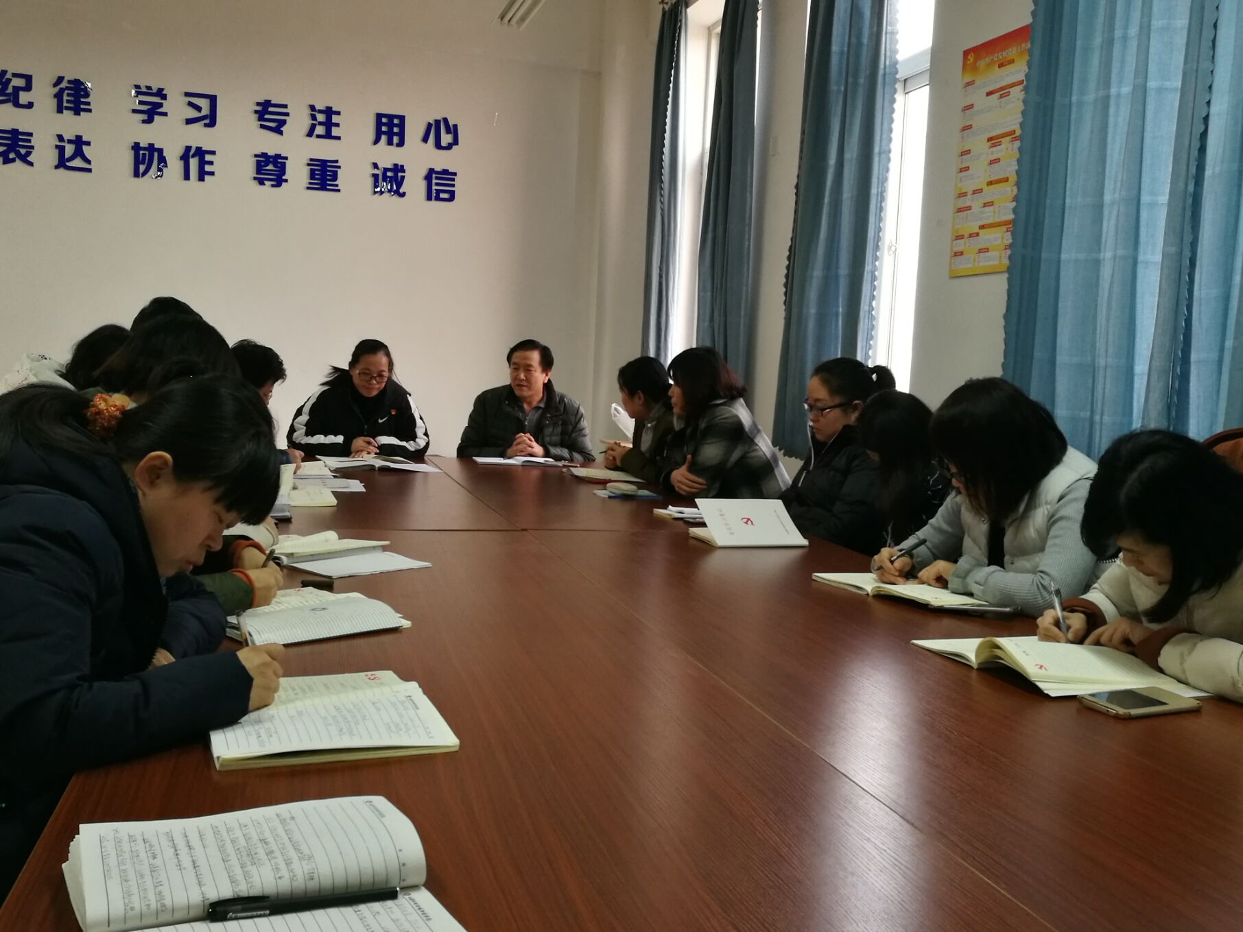 商务贸易系党支部召开专题组织生活会