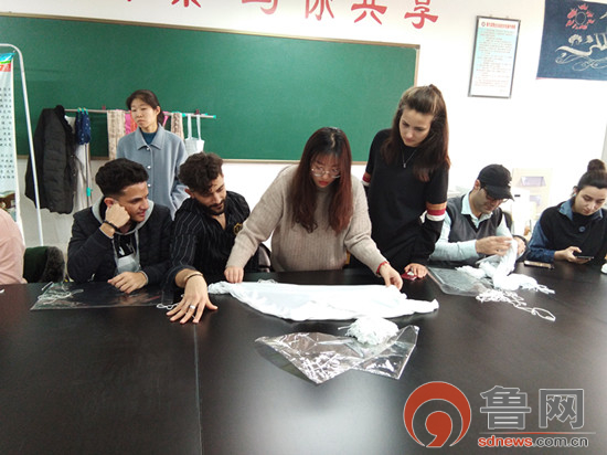 鲁网讯：多国留学走进8040威尼斯 感知中国传统文化