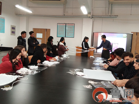 鲁网讯：多国留学走进8040威尼斯 感知中国传统文化
