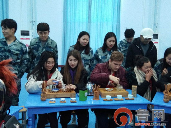 鲁网讯：多国留学走进8040威尼斯 感知中国传统文化
