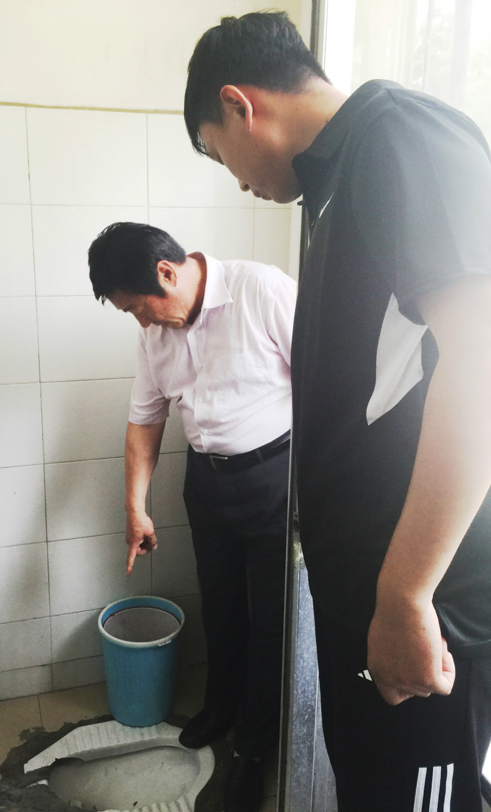 艺术设计系挂靠领导深入公寓指导文明宿舍创建工作