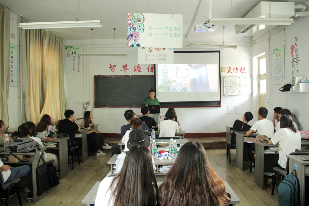 艺术设计系动漫专业2018届毕业设计答辩工作圆满结束