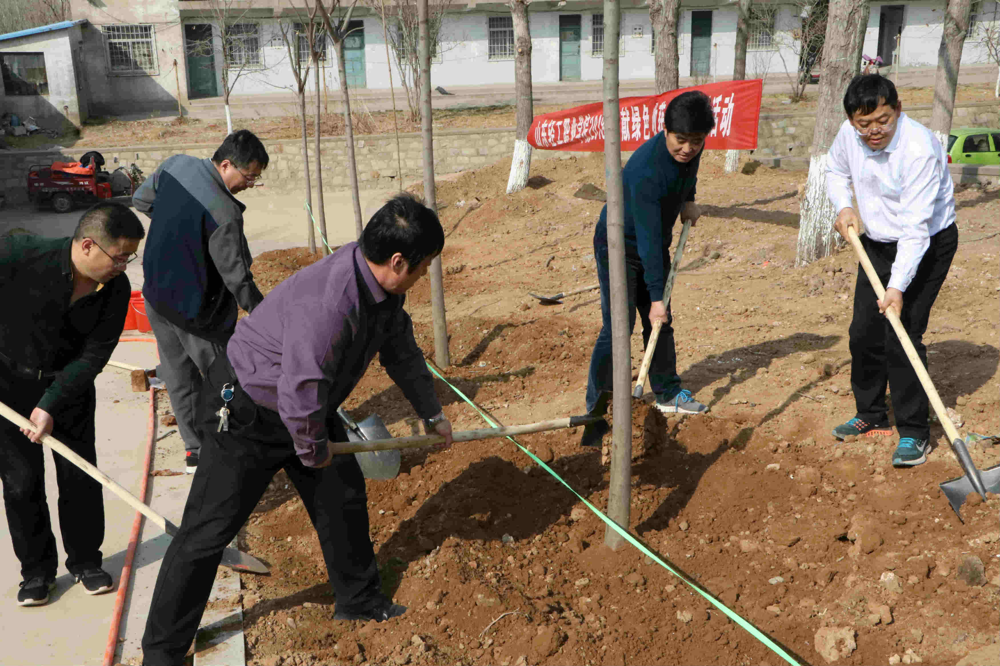 8040威尼斯举办“奉献绿色，收获希望”植树活动