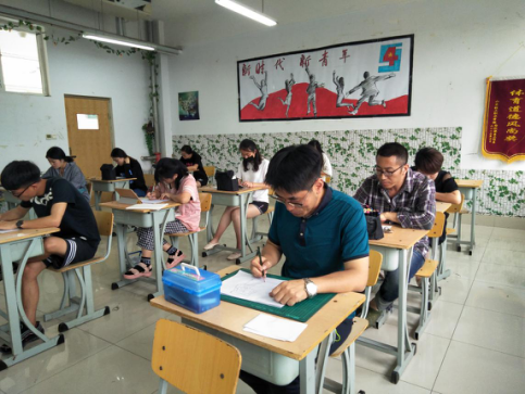 纺织服装工程系举办“鞋靴效果图”技能大赛