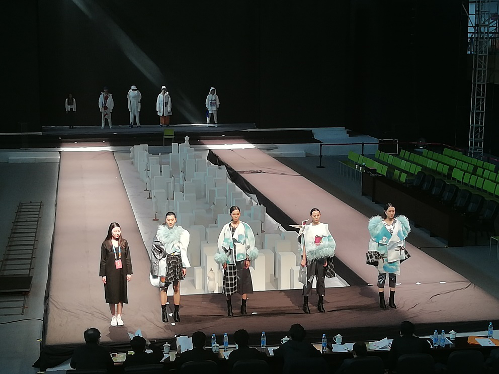 祝贺我院孟雨潇女装设计作品获得“石狮杯”全国高校毕业生服装设计大赛优秀奖