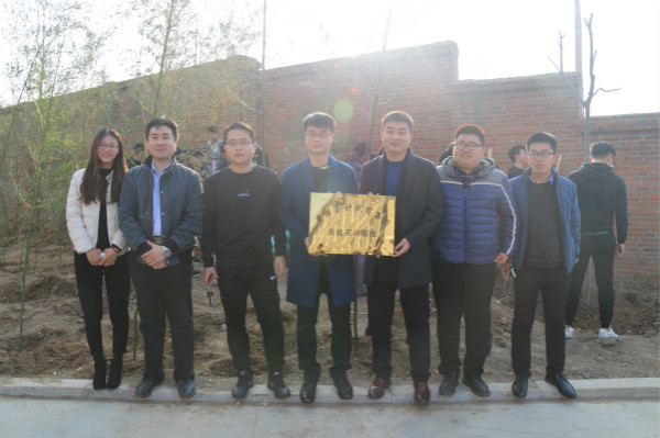 “播种希望，收获成长；展望梦想，共同发展”——工商管理系植树节活动