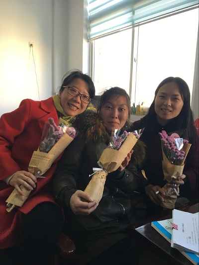 小小鲜花，大大温暖——工商管理系庆祝三八妇女节活动圆满成功