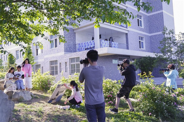 带着书香,走进校园---记“我与书的故事”摄影比赛校园拍摄纪实