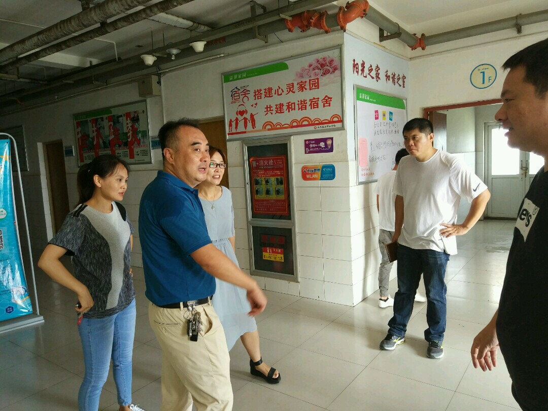 艺术设计系领导深入新生宿舍检查指导工作