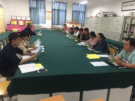 轻化工程系组织班主任学习《学生资助政策宣传手册》