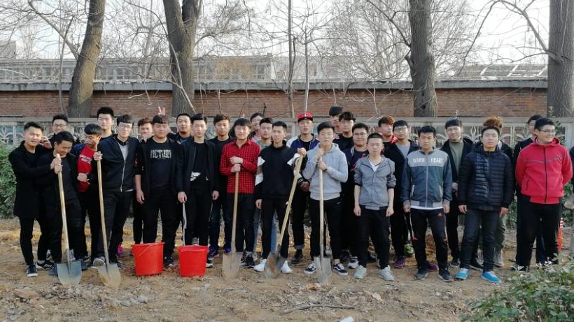 “绿化环境,从我做起”——信息工程系植树节活动