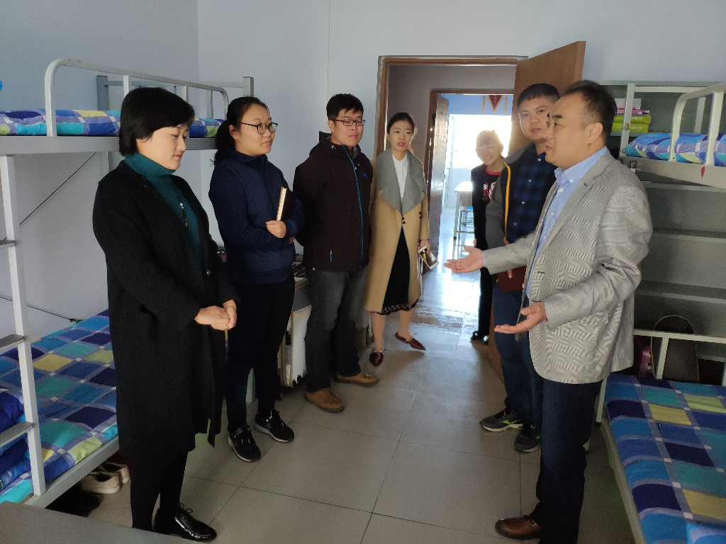 艺术设计系领导深入公寓大检查