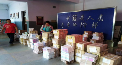 图书馆顺利开展新生教材发放工作