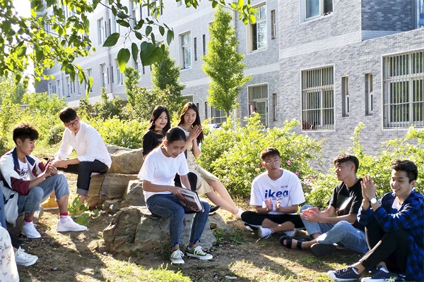 带着书香,走进校园---记“我与书的故事”摄影比赛校园拍摄纪实